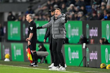 Luton Town 'un teknik direktörü Rob Edwards, 12 Ocak 2024 tarihinde Burnley ile Luton Town arasında oynanan Premier League maçında oyuncularına talimat verir. 