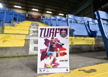 Burnley 'den Jacob Bruun Larsen, maç günü programının ön kapağında, maç öncesinde, Burnley - Luton Town - Turf Moor, Burnley maçı sırasında, 12 Ocak 2024 