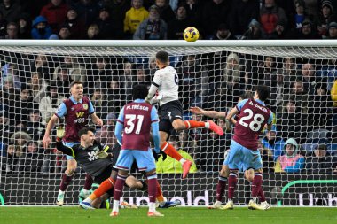 Luton Town 'dan Carlton Morris, 12 Ocak 2024 tarihinde İngiltere' nin Burnley kentindeki Turf Moor 'da oynanan Premier League maçında 1-1 berabere kalma golünü attı. 