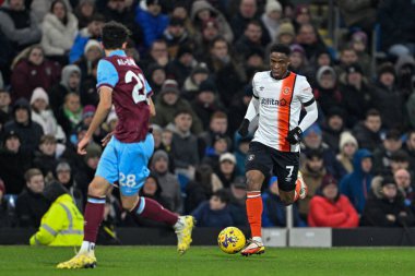 Luton Town takımından Chiedozie Ogbene, 12 Ocak 2024 tarihinde Burnley ile Luton Town arasında oynanan Premier League maçında topu ileri taşıyor. 