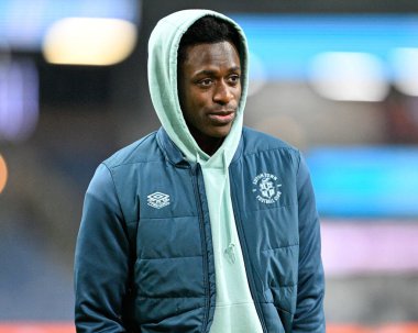 Luton Town 'dan Elijah Adebayo, Premier League maçında Burnley ile Luton Town arasında oynanan Turf Moor, Burnley, İngiltere' de 12 Ocak 2024 'te oynanan karşılaşma öncesinde sahada inceleme yapıyor. 