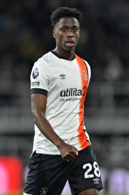 Luton Town 'dan Albert Sambi Lokonga Premier Lig maçı sırasında Burnley, Luton Town' a karşı Turf Moor, Burnley, İngiltere, 12 Ocak 2024 