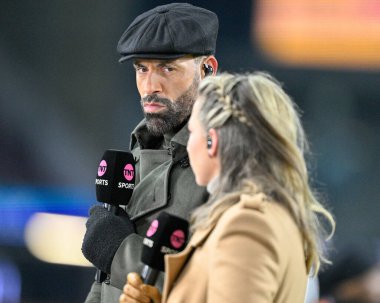 TV yorumcusu Rio Ferdinand, Premier Lig maçı sırasında Burnley, Luton Town 'a karşı Turf Moor, Burnley, İngiltere, 12 Ocak 2024 