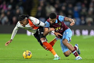 Luton Town 'dan Gabriel Osho ve Burnley' den Lyle Foster Premier Lig maçı sırasında Burnley ile Luton Town Turf Moor, Burnley, İngiltere 'de 12 Ocak 2024' te karşı karşıya geldiler. 
