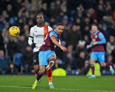 Burnley 'li Vitinho' nun Premier Lig maçı sırasında Burnley, Luton Town 'a karşı Turf Moor, Burnley, İngiltere' de 12 Ocak 2024 'te oynanan maçta gol atma şansı var. 