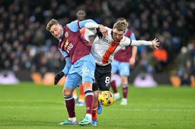 Burnley 'den Jacob Bruun Larsen ve Luton Town' dan Luke Berry Premier Lig maçı sırasında Burnley ile Luton Town Turf Moor, Burnley, İngiltere 'de 12 Ocak 2024' te karşı karşıya geldiler. 