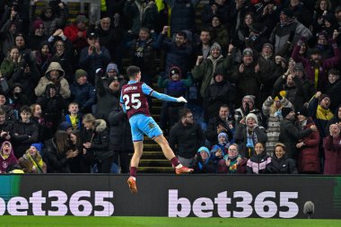 Burnley takımından Zeki Amdouni, 12 Ocak 2024 tarihinde Burnley ile Luton Town arasında oynanan Premier League maçında 1-0 'lık galibiyet golünü kutluyor. 