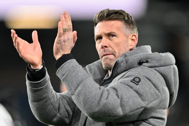 Luton Town 'un teknik direktörü Rob Edwards, 12 Ocak 2024 tarihinde Burnley ile Luton Town arasında oynanan Premier League maçı sonrasında gezgin taraftarları alkışlıyor. 