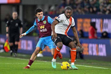 Burnley 'den Zeki Amdouni ve Luton Town' dan Teden Mengi Premier Lig maçı sırasında Burnley Luton Town 'a karşı Turf Moor, Burnley, İngiltere, 12 Ocak 2024 