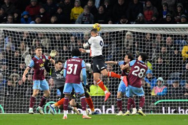 Luton Town 'dan Carlton Morris, 12 Ocak 2024 tarihinde İngiltere' nin Burnley kentindeki Turf Moor 'da oynanan Premier League maçında 1-1 berabere kalma golünü attı. 