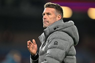 Luton Town 'un teknik direktörü Rob Edwards, 12 Ocak 2024 tarihinde Burnley ile Luton Town arasında oynanan Premier League maçı sonrasında gezgin taraftarları alkışlıyor. 