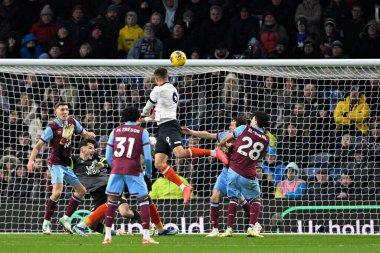 Luton Town 'dan Carlton Morris, 12 Ocak 2024 tarihinde İngiltere' nin Burnley kentindeki Turf Moor 'da oynanan Premier League maçında 1-1 berabere kalma golünü attı. 