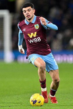 Burnley takımından Zeki Amdouni, 12 Ocak 2024 tarihinde Burnley 'nin Luton Town' a karşı oynadığı Turf Moor, Burnley 'de Premier Lig maçında topla birlikte ilerliyor. 