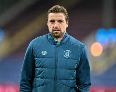 Luton Town 'dan Tim Krul, Premier Lig maçı öncesinde İngiltere' nin Burnley kentindeki Turf Moor 'da Burnley' e karşı oynanan maçta sahayı teftiş ediyor. 