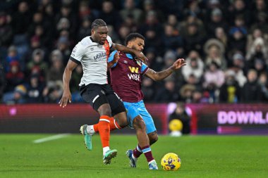 Luton Town 'dan Teden Mengi ve Burnley' den Lyle Foster Premier Lig maçı sırasında Burnley, Burnley, Burnley, İngiltere 'de Luton Town' a karşı 12 Ocak 2024 