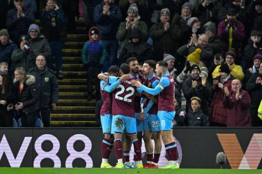 Burnley takımından Zeki Amdouni, 12 Ocak 2024 tarihinde Burnley ile Luton Town arasında oynanan Premier League maçında 1-0 'lık galibiyet golünü kutluyor. 