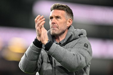 Luton Town 'un teknik direktörü Rob Edwards, 12 Ocak 2024 tarihinde Burnley ile Luton Town arasında oynanan Premier League maçı sonrasında gezgin taraftarları alkışlıyor. 