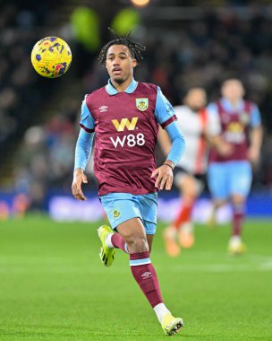Burnley 'den Wilson Odobert Premier Lig maçında Burnley, Luton Town' a karşı Turf Moor, Burnley, Birleşik Krallık 'ta 12 Ocak 2024' te top kovalıyor. 