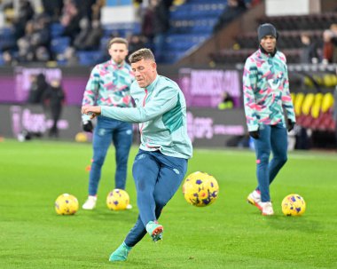 Luton Town 'dan Ross Barkley, Premier Lig maçı öncesinde İngiltere' nin Burnley kentindeki Turf Moor 'da Burnley' e karşı Luton Town maçında ısınıyor. 