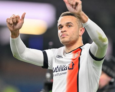 Luton Town 'dan Carlton Morris, İngiltere' nin Burnley şehrinde oynanan Premier Lig maçında Luton Town 'a karşı 12 Ocak 2024' te Luton taraftarlarına tam zamanlı olarak onay verdi. 