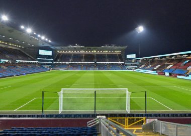 12 Ocak 2024 tarihinde Burnley, Burnley 'nin Luton Town' a karşı oynadığı Premier Lig karşılaşmasında, maçtan önce Çim Mağribi 'nin genel görünümü 