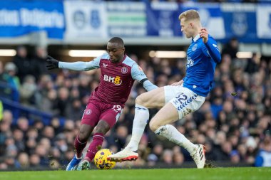 Aston Villa 'dan Moussa Diaby, Everton - Aston Villa maçı sırasında Everton - Goodison Park, Liverpool, Birleşik Krallık' ta 14 Ocak 2024 'te oynanan Everton maçında Everton - Aston Villa maçında Everton' ın rakibi Jarrad Branthwaite ile karşı karşıya geldi. 