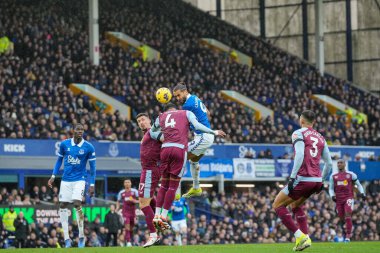 Everton 'dan Dominic Calvert-Lewin, İngiltere' nin Liverpool kenti Goodison Park 'ta oynanan Premier League maçında Everton-Aston Villa maçında kaleye ilerliyor. 