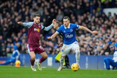 Everton 'dan Jack Harrison topu Aston Villa' dan Lex Moreno 'nun Premier Lig maçı sırasında Goodison Park, Liverpool, Birleşik Krallık' ta Everton vs Aston Villa 'ya karşı baskısı olarak tutuyor. 