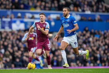 Everton 'dan Dominic Calvert-Lewin 14 Ocak 2024' te İngiltere 'nin Liverpool kenti Goodison Park' ta oynanan Premier League maçında topu Everton 'a karşı Aston Villa' ya fırlattı. 