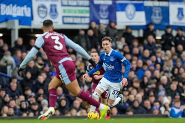Everton 'dan James Garner, Premier Lig maçı sırasında Goodison Park, Liverpool, İngiltere' de oynanan Everton-Aston Villa maçında Villa savunmasını yarıp geçti. 
