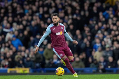 Aston Villa takımından Douglas Luiz Premier Lig maçında topla Everton, Aston Villa 'ya karşı Goodison Park, Liverpool, Birleşik Krallık, 14 Ocak 2024  