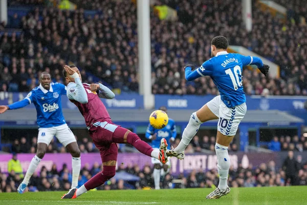Arnaut Danjuma Everton Dispara Gol Durante Partido Premier League Everton — Foto de Stock