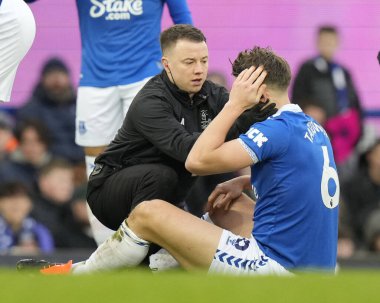 Everton 'dan James Tarkowski, İngiltere' nin Liverpool kenti Goodison Park 'ta oynanan Premier League maçı sırasında kafasına aldığı darbe sonucu tedavi görüyor. 