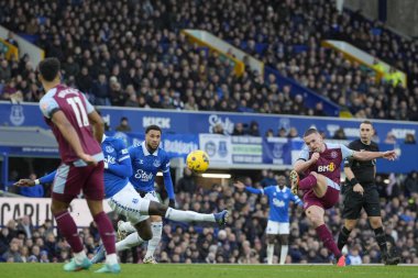 Aston Villa 'dan John McGinn Premier League maçında Everton - Aston Villa maçında topu sürüyor Goodison Park, Liverpool, İngiltere, 14 Ocak 2024