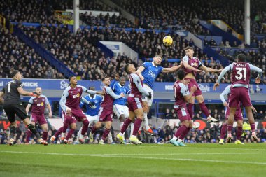 Aston Villa takımından Clement Lenglet, İngiltere 'nin Liverpool kenti Goodison Park' ta oynanan Premier Lig karşılaşmasında James Tarkowski ile bir maç için mücadele etmektedir. 