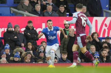 Everton 'dan Jack Harrison, 14 Ocak 2024' te Goodison Park, Liverpool 'da oynanan Premier League maçında Aston Villa' ya karşı Aston maçında Aston Villa savunmasında koşuyor. 