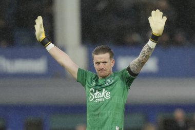 Everton 'dan Jordan Pickford, 14 Ocak 2024' te Goodison Park, Liverpool 'da oynanan Premier League maçı sonrasında taraftarları selamlıyor. 