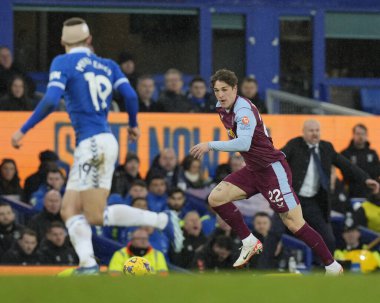 Aston Villa 'dan Nicol Zaniolo, Premier Lig maçı sırasında Everton, Liverpool, İngiltere' deki Goodison Park 'ta Everton - Aston Villa maçında Everton Mykolenko' da koşuyor. 