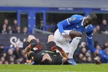 Everton 'dan Amadou Onana, İngiltere' nin Liverpool kenti Goodison Park 'ta oynanan Premier Lig karşılaşmasında Aston Villa' dan Emiliano Martinez ile çatıştı. 