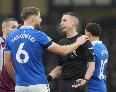 Everton 'dan James Tarkowski, Premier League maçında Hakem David Coote ile Goodison Park, Liverpool, İngiltere' de 14 Ocak 2024 'te oynanan Everton-Aston Villa maçında konuştu. 