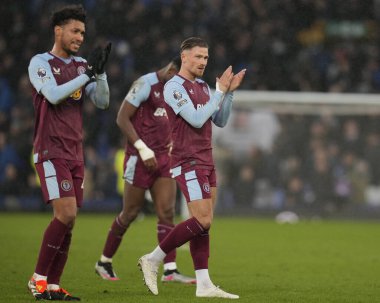 Aston Villa 'dan Matty Cash, 14 Ocak 2024' te Goodison Park, Liverpool 'da oynanan Premier League maçı sonrasında taraftarları selamlıyor.  