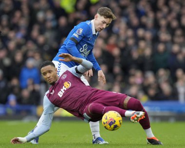 Aston Villa 'dan Ezri Konsa Premier Lig maçı sırasında Everton - Aston Villa maçında Everton, Liverpool, İngiltere' de 14 Ocak 2024 'te Everton - Aston Villa maçında Everton' ın baskısı altında 