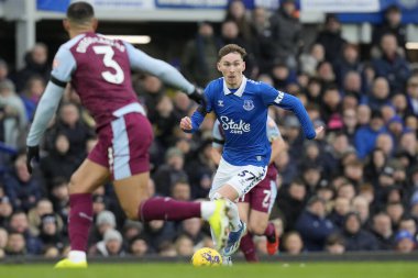 Everton 'dan James Garner, İngiltere' nin Liverpool kenti Goodison Park 'ta oynanan Premier League maçı sırasında Aston Villa' dan Diego Carlos 'a koşuyor. 