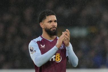 Aston Villa takımından Douglas Luiz, 14 Ocak 2024 'te Goodison Park, Liverpool' da oynanan Premier League maçı sonrasında taraftarları selamlıyor. 