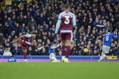 Aston Villa 'dan Ollie Watkins, İngiltere' nin Liverpool kenti Goodison Park 'ta oynanan Premier League maçında Everton - Aston Villa maçında Everton kalesinde şut çekiyor. 