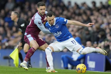 Everton 'dan Jack Harrison topu Aston Villa' dan Lex Moreno 'dan Premier Lig maçı sırasında Goodison Park, Liverpool, İngiltere' de Everton-Aston Villa maçında koruyor. 