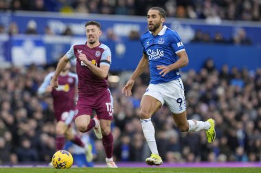 Everton 'dan Dominic Calvert-Lewin, İngiltere' nin Liverpool kenti Goodison Park 'ta oynanan Premier League maçı sırasında Aston Villa' dan Clement Lenglet 'i geçti.  