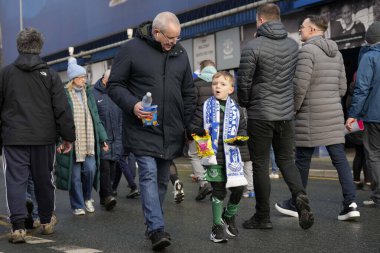 Premier Lig maçından önce İngiltere 'nin Liverpool kenti Goodison Park' ta Everton-Aston Villa maçından önce genç bir taraftar stadyuma yaklaşır.  