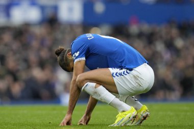 Everton 'dan Dominic Calvert-Lewin, 14 Ocak 2024' te Goodison Park, Liverpool 'da oynanan Premier League maçında gözünden yaralanan topun ardından tepki gösterdi.