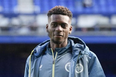 Aston Villa takımından Tim Iroegbunam, 14 Ocak 2024 'te Goodison Park, Liverpool' da oynanan Premier Lig karşılaşmasından önce sahada Everton ve Aston Villa 'yı denetliyor. 